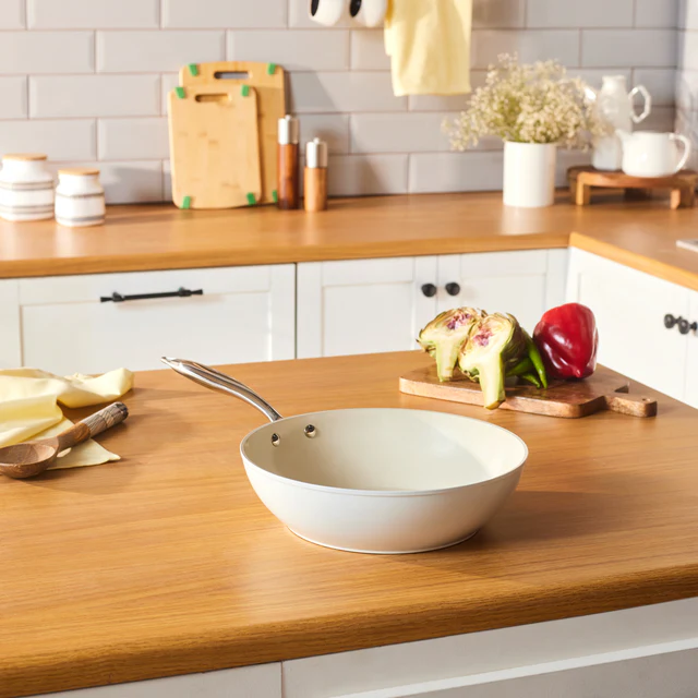 Karaca Swiss Crystal Almond Cream indukcijski wok s neprianjajućom ručkom, 28 cm