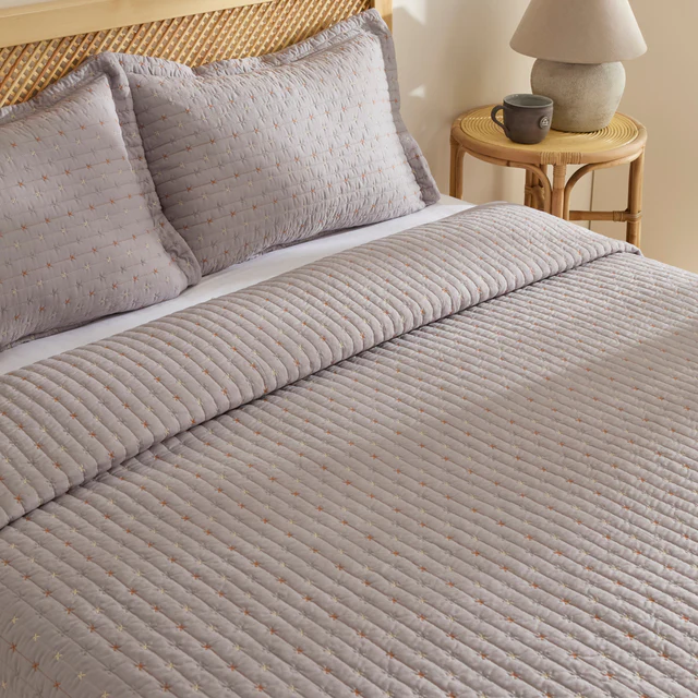 Karaca Home Margot Prekrivač za krevet sivi 230x240cm + 2(50x70)cm - Image 2